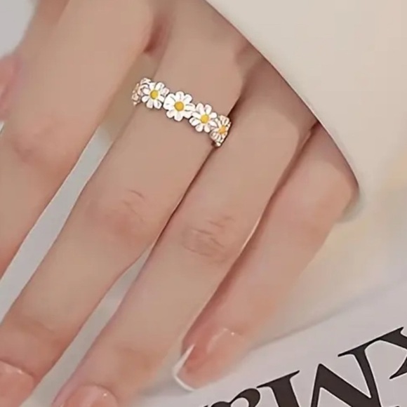 Dainty Enamel Daisy Flower Stackable Delicate Adjustable Silver Tone Ring NEW - Picture 6 of 14